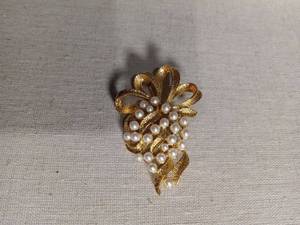 lot 1300 image: Gold Tone Pearl Cascade Brooch
