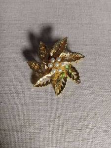 lot 2164 image: Gold Tone Leaf Brooch with Pearl Accents