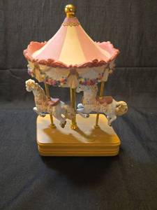 lot 1540 image: Capodimonte Musical Carousel - Carousel Waltz