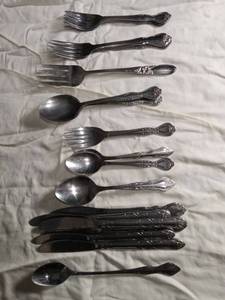 lot 2261 image: Rogers Silver Plate Flatware Set - Rose Pattern