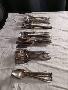 lot 2269 image: Rogers Bros Silver Plated Flatware Set