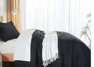 lot 26412 image: Hisnug Lightweight Quilt Set, Queen Black