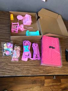 lot 1029 image: 174 piece Barbie-like toy set