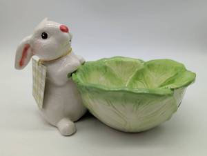 lot 22301 image: Bunny Lettuce Serving Bowl
