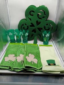 lot 22360 image: St. Patricks Day Decorative Set with Glasses and Towels