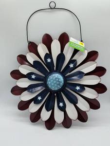 lot 22504 image: Patriotic Metal Flower Wall Hanging