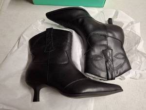 lot 3250 image: Ankis Womens Black Booties, Size 9