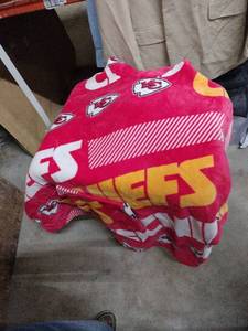 lot 25098 image: KC Chiefs Plush Poncho