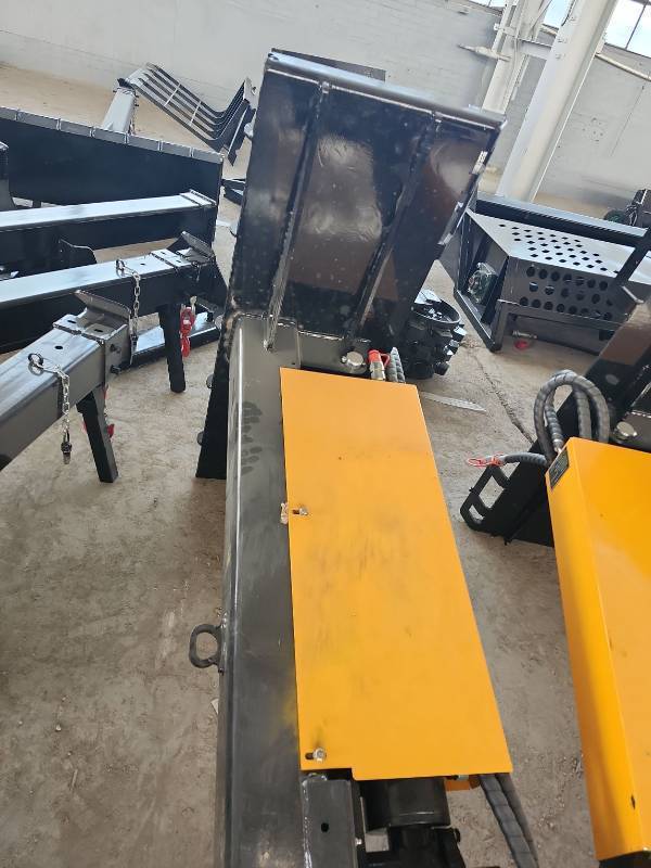 lot 7529A image: Unused Captok Skid Steer Horizontal Log Splitter  CK-HLS25
