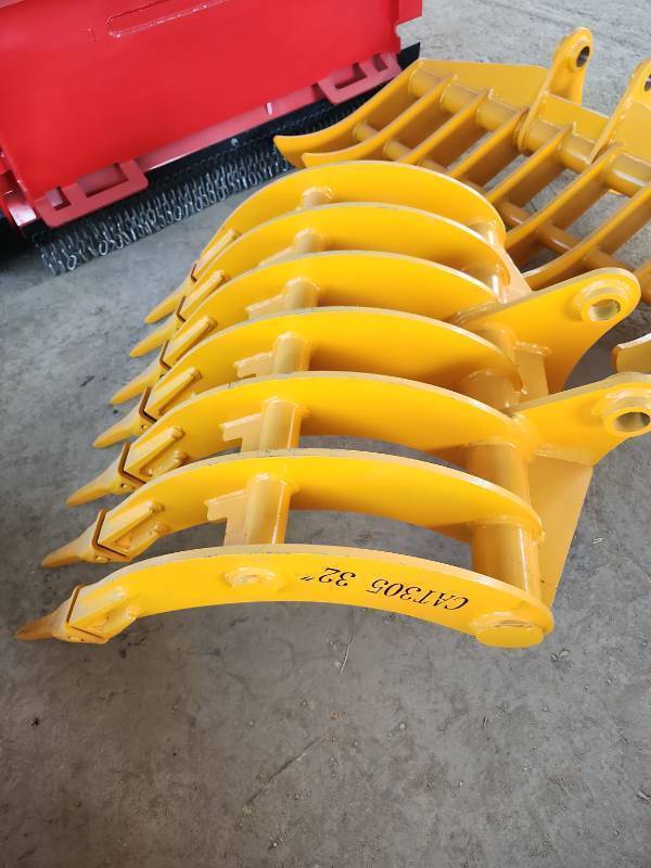 lot 7533 image: Unused Captok Heavy-Duty Excavator Rake 32inch  Fits Cat 305