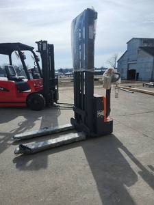 lot 16042 image: Electric Pallet Stacker Truck  Model CD15-3M (Unused)