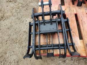 lot 9867 image: Unused SDLANCH Mini Excavator Wood Grapple&nbsp