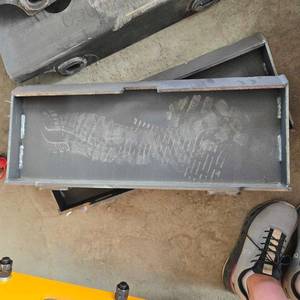 lot 10608 image: Unused MINI Skid Steer Mounting Plate  Universal Mini Attachment Adapter