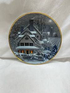 lot 204 image: Franklin Mint Winter Home Limited Edition Plate 1992