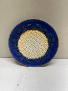lot 256 image: Decorative Holly Berry Border Plate