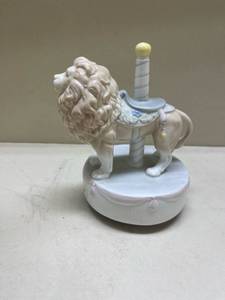 lot 273 image: Otagiri Carousel Waltz Lion Music Box (winds up but doesn��t seem to play)