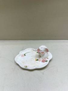lot 275 image: 1985 Avon Bunny Trinket Dish