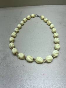 lot 289 image: Carved Cream Bead Necklace