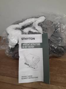 lot 686 image: Sthyton Electric Heated Throw Blanket with Instructions - Retail $35