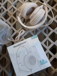 lot 747 image: Botesty Sound White Wired Headphones with 3.5mm Jack - Retail $15