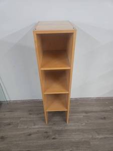lot 5 image: Tall Wooden Display Tower with 4 Shelves