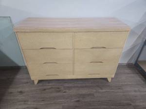 lot 7 image: Mid Century Modern 6-Drawer Dresser