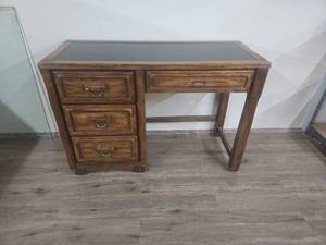 lot 15 image: Oak Writing Desk with Leather Top