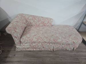 lot 37 image: Bassett Chris Madden Tropical Print Chaise Lounge
