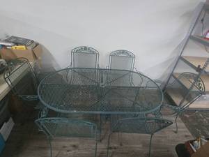 lot 39 image: Wrought Iron Patio Furniture Set