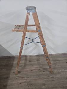 lot 49 image: Werner 5-Foot Wooden Step Ladder