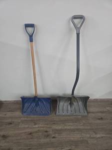 lot 52 image: Snow Shovel Set - Blue and Gray