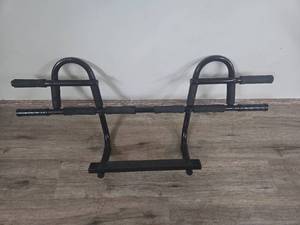 lot 53 image: Doorway pull up bar