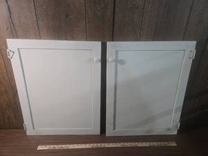lot 107 image: White Wooden Cabinet Doors with Hardware