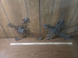 lot 109 image: Decorative Cast Iron Corner Bracket