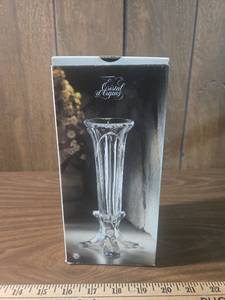 lot 127 image: Cristal dArques French Crystal Bud Vase