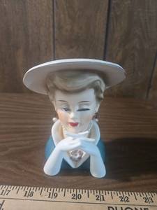 lot 141 image: 1950s Lady Head Vase with Pearl Necklace