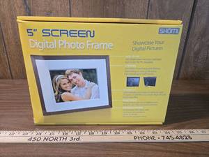 lot 182 image: Shomi 5-inch Digital Photo Frame