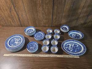 lot 185 image: 50 pieces Blue Willow Pattern Dinnerware Set old willow alfred meakin england
