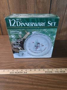 lot 186 image: Snowman Holiday 12 Piece Dinnerware Set