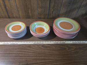 lot 188 image: (24) piece Retro Swirl Pattern Dinner Plates Set