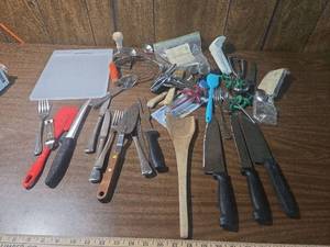 lot 191 image: Mixed Kitchen Utensil Collection