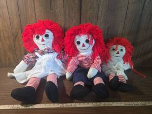 lot 219 image: Traditional Raggedy Ann Dolls Set