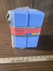 lot 270 image: Danskin Now Yoga Blocks and Strap Set