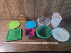 lot 271 image: Colorful Plastic Party Dinnerware Set