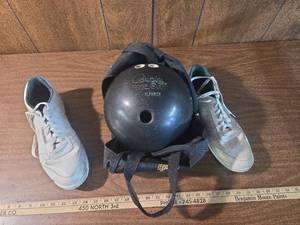 lot 277 image: Dexter Bowling Shoes with Columbia 300 Bowling Ball Set