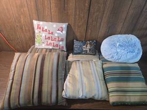 lot 287 image: Holiday Decorative Pillow Collection Set