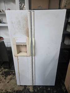 lot 304 image: White westinghouse refrigerator works (NEEDS CLEANED)