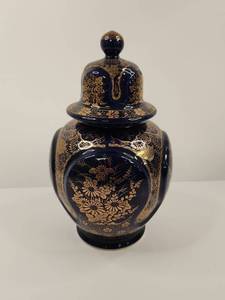 lot 112 image: Japanese Cobalt Blue and Gold Ginger Jar