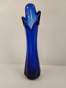 lot 113 image: Cobalt Blue Art Glass Swung Vase