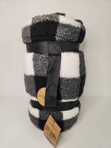 lot 124 image: Northeast Outfitters Cozy Sherpa Blanket